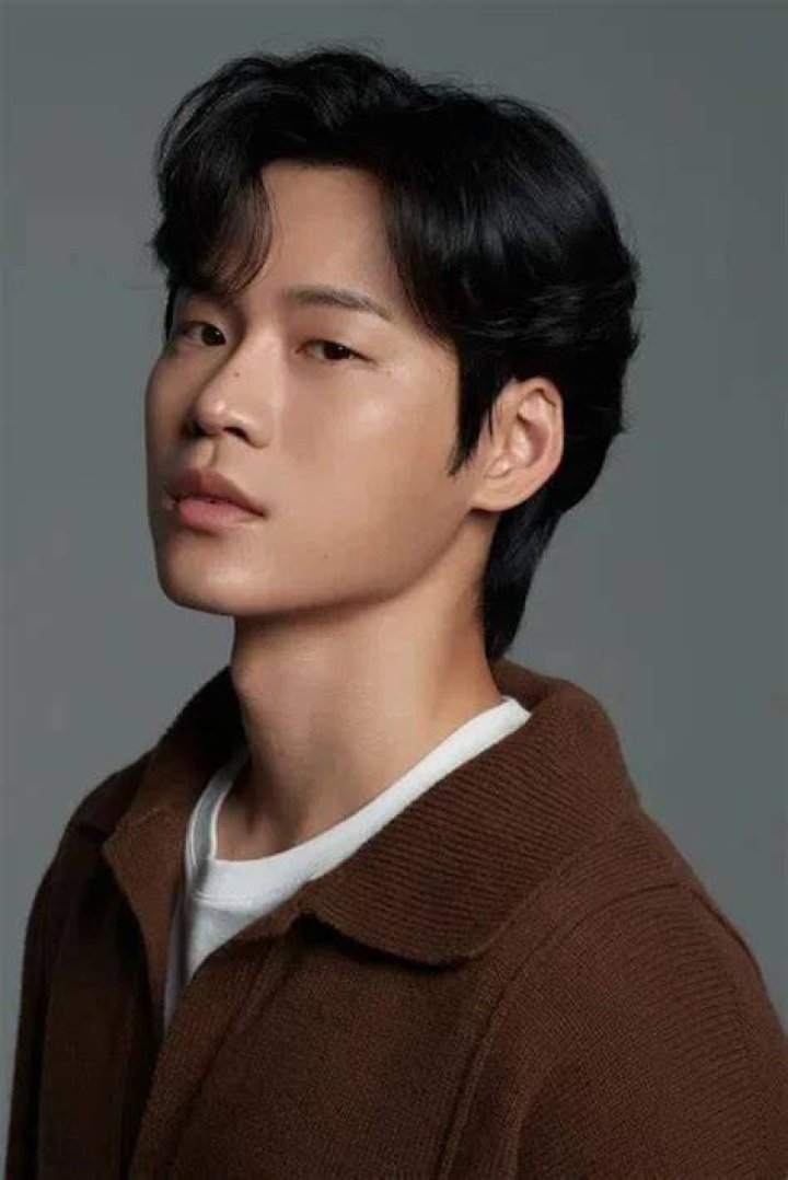 Ji Ha-yoon Biography, Age, Height, Net Worth, Family